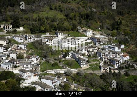Ländliche Landschaft mit Panoramablick auf Kastanitsa eine historische traditionelle Siedlung von Arcadia auf dem Peloponnes, Griechenland. Stockfoto