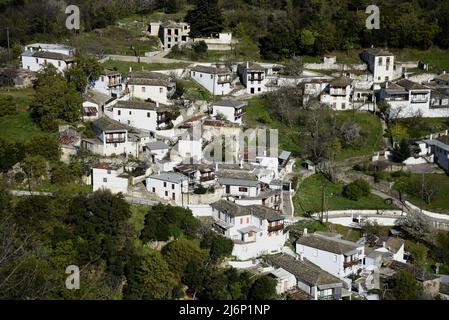 Ländliche Landschaft mit Panoramablick auf Kastanitsa eine historische traditionelle Siedlung von Arcadia auf dem Peloponnes, Griechenland. Stockfoto