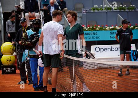 Madrid, Spanien. 03. Mai 2022. Tennis: Mutua Madrid offenes Tennisturnier - Madrid, Einzelperson, Männer: Andrey Rublev () V Jack Draper (Vereinigtes Königreich). Kredit: EnriquePSans/Alamy Live Nachrichten Stockfoto