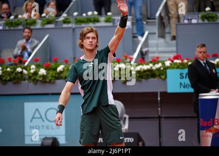 Madrid, Spanien. 03. Mai 2022. Tennis: Mutua Madrid offenes Tennisturnier - Madrid, Einzelperson, Männer: Andrey Rublev () V Jack Draper (Vereinigtes Königreich). Kredit: EnriquePSans/Alamy Live Nachrichten Stockfoto