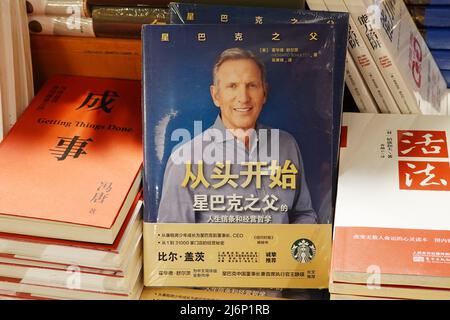 29. April 2022, Changzhou, Jiangsu, China: Starbucks CEO Howard D. Schultz ist auf dem Cover eines Buches mit dem Titel „'From the Ground Up'“ abgebildet (Kreditbild: © Sheldon Cooper/SOPA Images via ZUMA Press Wire) Stockfoto