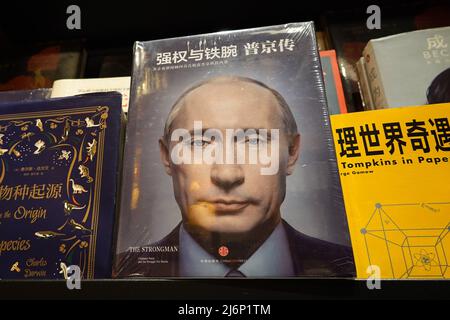29. April 2022, Changzhou, Jiangsu, China: Ein persönliches Foto von Vladimir Vladimirovich Putin ist auf dem Cover einer Buchbiografie von Vladimir Putin zu sehen. (Bild: © Sheldon Cooper/SOPA Images via ZUMA Press Wire) Stockfoto
