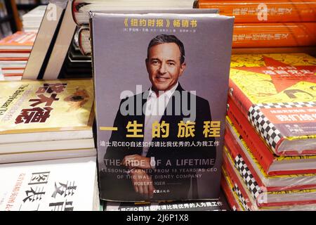 29. April 2022, Changzhou, Jiangsu, China: Der ehemalige Disney-CEO Robert Allen ''Bob lger'' ist auf dem Cover Eines Buches mit dem Titel The Ride of A Lifetime abgebildet. (Bild: © Sheldon Cooper/SOPA Images via ZUMA Press Wire) Stockfoto