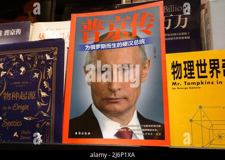 29. April 2022, Changzhou, Jiangsu, China: Ein persönliches Foto von Vladimir Vladimirovich Putin ist auf dem Cover einer Buchbiografie von Vladimir Putin zu sehen. (Bild: © Sheldon Cooper/SOPA Images via ZUMA Press Wire) Stockfoto