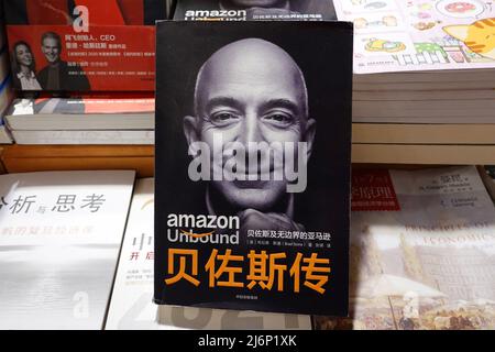 29. April 2022, Changzhou, Jiangsu, China: Amazons Jeffrey Preston ''Jeff'' Bezos ist auf dem Cover einer Buchbiographie von ihm abgebildet. (Bild: © Sheldon Cooper/SOPA Images via ZUMA Press Wire) Stockfoto