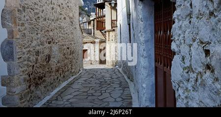 Landschaft mit traditionellen ländlichen Häusern auf den Kopfsteinpflasterstraßen von Kastanitsa in Arcadia Peloponnes, Griechenland. Stockfoto