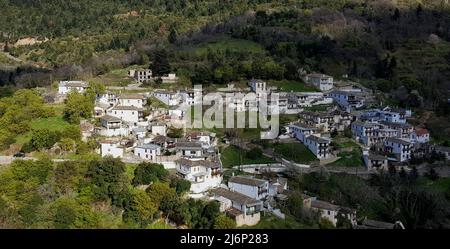 Ländliche Landschaft mit Panoramablick auf Kastanitsa eine historische traditionelle Siedlung von Arcadia auf dem Peloponnes, Griechenland. Stockfoto