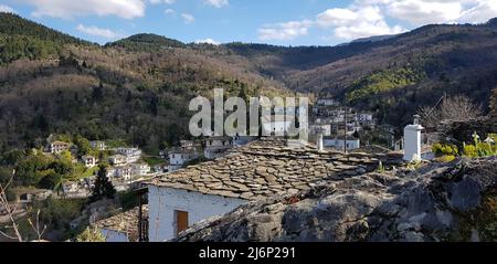 Ländliche Landschaft mit Panoramablick auf Kastanitsa eine historische traditionelle Siedlung von Arcadia auf dem Peloponnes, Griechenland. Stockfoto
