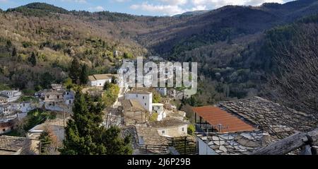 Ländliche Landschaft mit Panoramablick auf Kastanitsa eine historische traditionelle Siedlung von Arcadia auf dem Peloponnes, Griechenland. Stockfoto