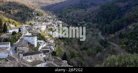 Ländliche Landschaft mit Panoramablick auf Kastanitsa eine historische traditionelle Siedlung von Arcadia auf dem Peloponnes, Griechenland. Stockfoto