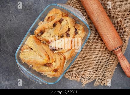 Frisch gebackenes klassisches Brot und Butterpudding mit Rosinen auf rustikaler Oberfläche Stockfoto