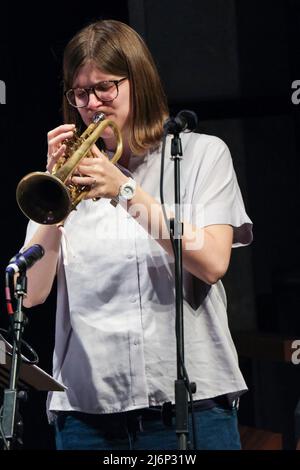 Laura Jurd spielt im Parabola Arts Center beim Cheltenham Jazz Festival, 1. Mai 2022 Stockfoto
