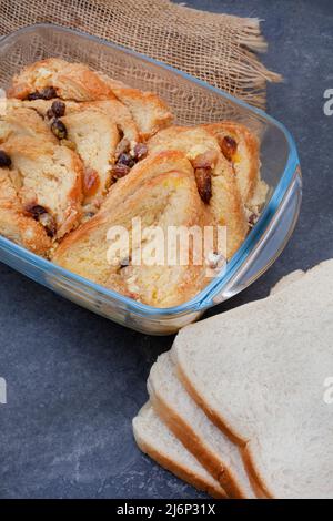 Frisch gebackenes klassisches Brot und Butterpudding mit Rosinen auf rustikaler Oberfläche Stockfoto