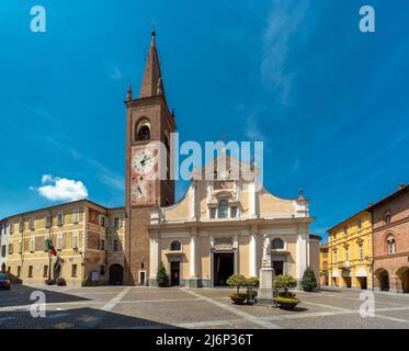 Bene Vagienna, Cuneo, Italien - 02. Mai 2022: Pfarrkirche Maria Vergine Assunta mit Glockenturm in der Nähe des Rathauses und historischen mittelalterlichen Palästen Stockfoto