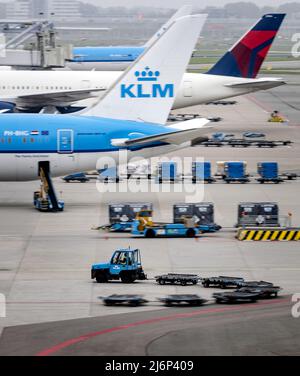 2022-05-03 11:52:09 SCHIPHOL - KLM-Gepäckwagen am Flughafen Schiphol. Aufgrund der großen Menschenmengen bat Schiphol die Fluggesellschaften, die Anzahl der Reisenden für das letzte Wochenende zu reduzieren. Es wird auch in den kommenden Tagen des Maifeiertags voll bleiben. ANP SEM VAN DER WAL niederlande Out - belgien Out Stockfoto