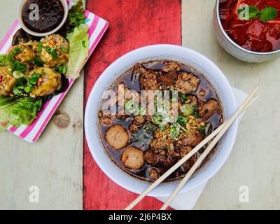 Numtok-Suppe mit Schweineknödeln und Cocktail Stockfoto