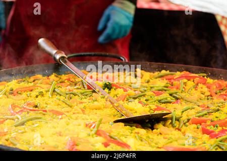 Kochen Meeresfrüchte Paella in einer großen Pfanne in der Outdoor-Küche. Stockfoto