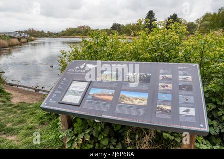 Ein Interpretationsschild vor Abrahams Bosom Lake im Holkham National Nature Reserve an der Nord-Norfolk-Küste. Stockfoto