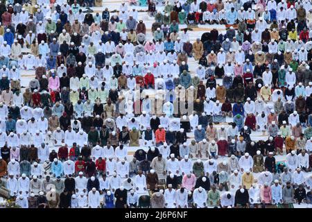 3. Mai 2022, Mumbai, Maharashtra, Indien: Muslimische Gläubige bieten Eid-al-Fitr-Gebete vor Ort an, um das Ende ihres heiligen Fastenmonats Ramadan in Mumbai zu markieren. (Bild: © Kabir Jhangiani/Pacific Press via ZUMA Press Wire) Stockfoto