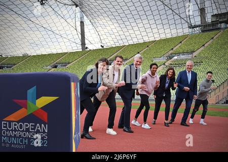 München, 3.. Mai 2022, von links: Juliane Seifert (Staatssekretärin im Bundesministerium des Innern und der Heimat), Marc LEMBECK (para Rower), Dieter REITER (Bürgermeister), Malaika MIHAMBO (Langspringer) Marion Schoene (Organisatorin & Geschäftsführerin Olympiapark München GmbH), Joachim HERRMANN (Innenminister Bayern), Marcel NGUYEN (Gymnastik) posiert auf der Laufstrecke im Olympiastadion. Pressetermin Europameisterschaft 2022 am 3.. Mai 2022 Stockfoto