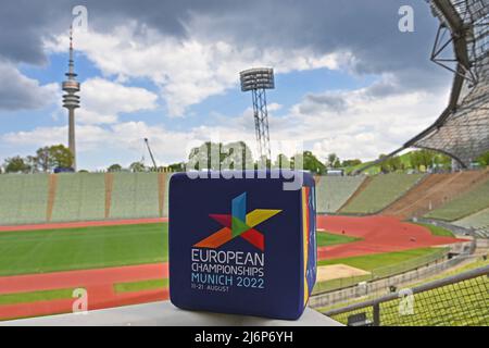 München, 3.. Mai 2022, Randmotiv, Feature, Logo, EUROPAMEISTERSCHAFT MÜNCHEN 2022 im Olympiastadion. Übersicht, Olympic Tower. Pressetermin Europameisterschaft 2022 am 3.. Mai 2022 Stockfoto