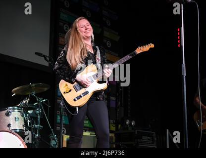 Joanne Shaw Taylor tritt in der Jazz Arena beim Cheltenham Jazz Festival auf. 28.. April 2022 Stockfoto