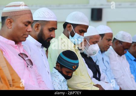 Am May3,2022 in Kathmandu, Nepal. Ein Junge bietet ein Gebet mit seinen Ältesten am letzten Tag von ramazan in Quashmiri Masjid. (Foto von Abhishek Maharjan/Sipa USA) Stockfoto