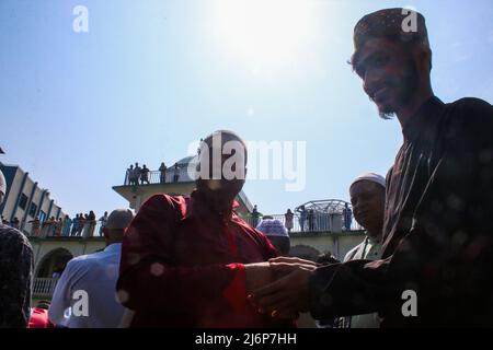 Am May3,2022 in Kathmandu, Nepal.Menschen der Islamgemeinschaft schütteln nach einem Gebet am letzten Tag von ramazan in Quashmiri Masjid die Hände. (Foto von Abhishek Maharjan/Sipa USA) Stockfoto