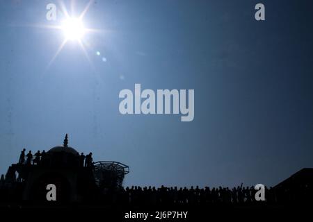 Am May3,2022 in Kathmandu, Nepal. Menschen bietet ein Gebet an quashimiri Masjid wird am letzten Tag von ramazan silhouettiert. (Foto von Abhishek Maharjan/Sipa USA) Stockfoto