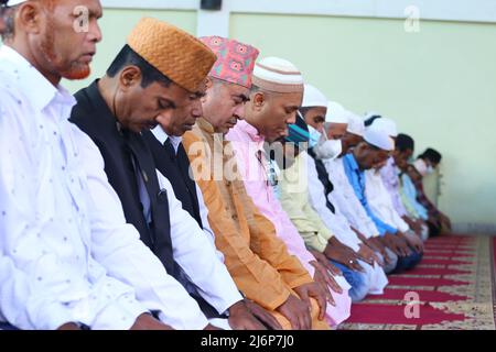 Am MAy3,2022 in Kathmandu, Nepal. Menschen aus der islamischen Gemeinschaft bietet ein Gebet am letzten Tag von ramazan in Quashmiri Masjid. (Foto von Abhishek Maharjan/Sipa USA) Stockfoto