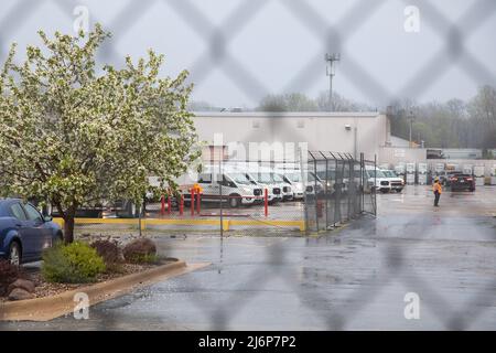 Burlington, Iowa, USA. 3.. Mai 2022. Weniger als 24 Stunden nach dem Streik der United Auto Workers in Burlington, Iowa, USA, brachte CNH Industrial eine Menge Ersatzarbeiter in Lieferwagen, um den Streik zu brechen. Kredit: Keith Turrill/Alamy Live Nachrichten Stockfoto