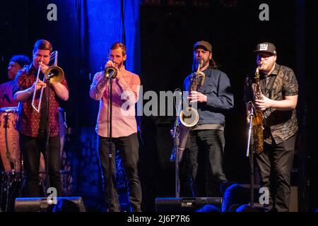 Die Afro-Funk-Band Antibalas tritt im Lee’s Palace in Toronto, Kanada, auf. Stockfoto