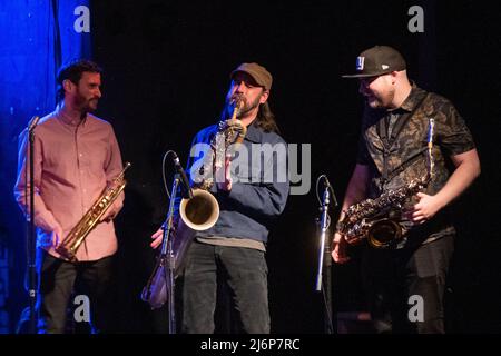 Die Afro-Funk-Band Antibalas tritt im Lee’s Palace in Toronto, Kanada, auf. Stockfoto