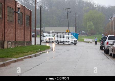 Burlington, Iowa, USA. 3.. Mai 2022. Weniger als 24 Stunden nach dem Streik der United Auto Workers in Burlington, Iowa, USA, brachte CNH Industrial eine Menge Ersatzarbeiter in Lieferwagen, um den Streik zu brechen. Kredit: Keith Turrill/Alamy Live Nachrichten Stockfoto
