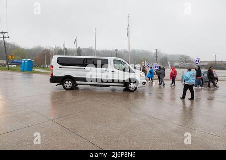 Burlington, Iowa, USA. 3.. Mai 2022. Weniger als 24 Stunden nach dem Streik der United Auto Workers in Burlington, Iowa, USA, brachte CNH Industrial eine Menge Ersatzarbeiter in Lieferwagen, um den Streik zu brechen. Kredit: Keith Turrill/Alamy Live Nachrichten Stockfoto
