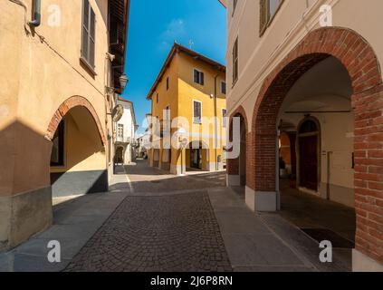 Bene Vagienna, Cuneo, Italien - 02. Mai 2022: Via Roma im historischen Zentrum der Stadt mit antiken Gebäuden mit Arkaden Stockfoto