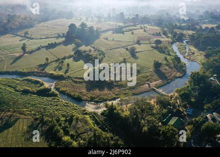 Luftaufnahme von Pai bei Sonnenaufgang mit Nebel in Mae Hong Son, Thailand. Hochwertige Fotos Stockfoto