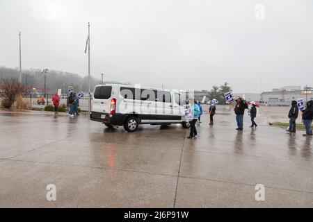 Burlington, Iowa, USA. 3.. Mai 2022. Weniger als 24 Stunden nach dem Streik der United Auto Workers in Burlington, Iowa, USA, brachte CNH Industrial eine Menge Ersatzarbeiter in Lieferwagen, um den Streik zu brechen. Kredit: Keith Turrill/Alamy Live Nachrichten Stockfoto