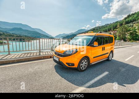 Das türkische Taxi steht auf einem Fluss in Dim Baraji Stockfoto