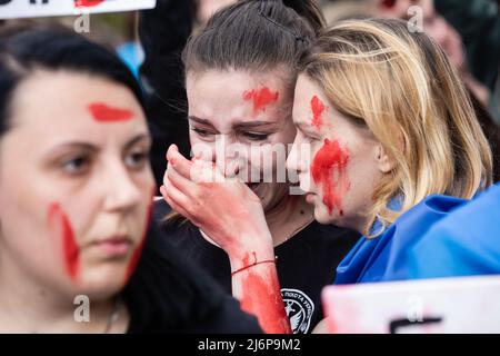 Kiew, Ukraine, 03. Mai 2022. Aktivisten nehmen an einer Kundgebung auf dem Unabhängigkeitsplatz in Kiew, Ukraine, am 03. Mai 2022 Teil. Ehefrauen, Mütter und Aktivisten versammelten sich, um die Staats- und Regierungschefs der Welt aufzufordern, einen humanitären Korridor für die Evakuierung von Zivilisten und Soldaten aus der belagerten Stadt Mariupol in ein neutrales Land zu organisieren Stockfoto