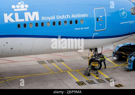 2022-05-03 10:42:18 SCHIPHOL - KLM Bodenpersonal bei der Arbeit am Flughafen Schiphol. Aufgrund der großen Menschenmengen bat Schiphol die Fluggesellschaften, die Anzahl der Reisenden für das letzte Wochenende zu reduzieren. Es wird auch in den kommenden Tagen des Maifeiertags voll bleiben. ANP SEM VAN DER WAL niederlande Out - belgien Out Stockfoto