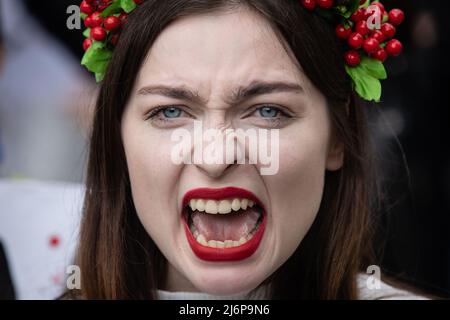 Kiew, Ukraine, 03. Mai 2022. Aktivisten nehmen an einer Kundgebung auf dem Unabhängigkeitsplatz in Kiew, Ukraine, am 03. Mai 2022 Teil. Ehefrauen, Mütter und Aktivisten versammelten sich, um die Staats- und Regierungschefs der Welt aufzufordern, einen humanitären Korridor für die Evakuierung von Zivilisten und Soldaten aus der belagerten Stadt Mariupol in ein neutrales Land zu organisieren Stockfoto