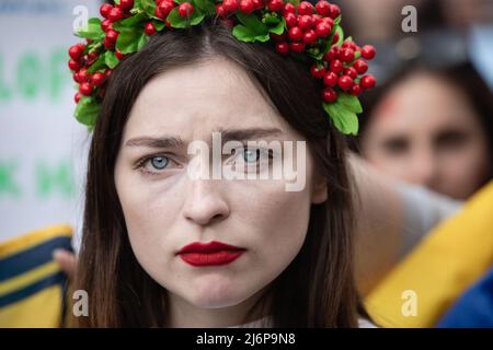 Kiew, Ukraine, 03. Mai 2022. Aktivisten nehmen an einer Kundgebung auf dem Unabhängigkeitsplatz in Kiew, Ukraine, am 03. Mai 2022 Teil. Ehefrauen, Mütter und Aktivisten versammelten sich, um die Staats- und Regierungschefs der Welt aufzufordern, einen humanitären Korridor für die Evakuierung von Zivilisten und Soldaten aus der belagerten Stadt Mariupol in ein neutrales Land zu organisieren Stockfoto