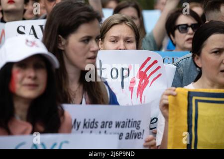 Kiew, Ukraine, 03. Mai 2022. Aktivisten nehmen an einer Kundgebung auf dem Unabhängigkeitsplatz in Kiew, Ukraine, am 03. Mai 2022 Teil. Ehefrauen, Mütter und Aktivisten versammelten sich, um die Staats- und Regierungschefs der Welt aufzufordern, einen humanitären Korridor für die Evakuierung von Zivilisten und Soldaten aus der belagerten Stadt Mariupol in ein neutrales Land zu organisieren Stockfoto