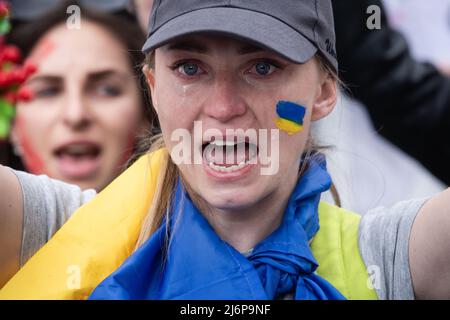 Kiew, Ukraine, 03. Mai 2022. Aktivisten nehmen an einer Kundgebung auf dem Unabhängigkeitsplatz in Kiew, Ukraine, am 03. Mai 2022 Teil. Ehefrauen, Mütter und Aktivisten versammelten sich, um die Staats- und Regierungschefs der Welt aufzufordern, einen humanitären Korridor für die Evakuierung von Zivilisten und Soldaten aus der belagerten Stadt Mariupol in ein neutrales Land zu organisieren Stockfoto