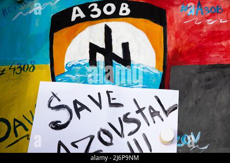 Kiew, Ukraine, 03. Mai 2022. Aktivisten nehmen an einer Kundgebung auf dem Unabhängigkeitsplatz in Kiew, Ukraine, am 03. Mai 2022 Teil. Ehefrauen, Mütter und Aktivisten versammelten sich, um die Staats- und Regierungschefs der Welt aufzufordern, einen humanitären Korridor für die Evakuierung von Zivilisten und Soldaten aus der belagerten Stadt Mariupol in ein neutrales Land zu organisieren Stockfoto