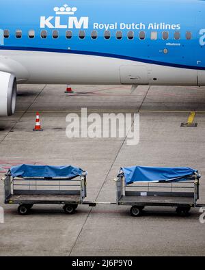 2022-05-03 10:36:25 SCHIPHOL - Leere KLM-Gepäckwagen am Flughafen Schiphol. Aufgrund der großen Menschenmengen bat Schiphol die Fluggesellschaften, die Anzahl der Reisenden für das letzte Wochenende zu reduzieren. Es wird auch in den kommenden Tagen des Maifeiertags voll bleiben. ANP SEM VAN DER WAL niederlande Out - belgien Out Stockfoto