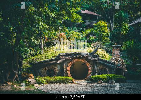 Hobbit Haus im Wald von Chiang Mai, Thailand. Hochwertige Fotos Stockfoto