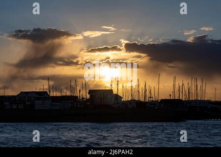 Sonnenuntergang über dem Fluss Deben Felixstowe Fähre Suffolk Stockfoto