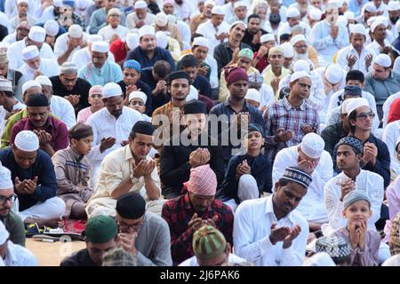 3. Mai 2022, Mumbai, Maharashtra, Indien: Muslimische Gläubige bieten Eid-al-Fitr-Gebete vor Ort an, um das Ende ihres heiligen Fastenmonats Ramadan in Mumbai zu markieren. (Bild: © Kabir Jhangiani/Pacific Press via ZUMA Press Wire) Stockfoto